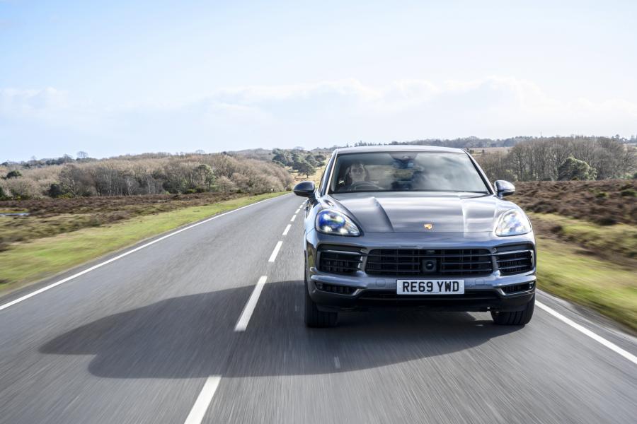  Porsche Cayenne E-Hybrid Coupe 2019 года  (UK) (фото 18 из 33)